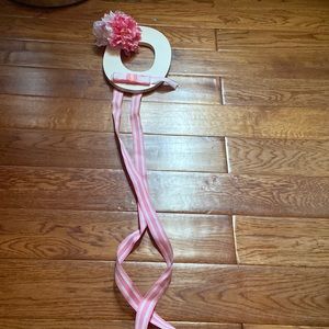 Letter O bow hanger